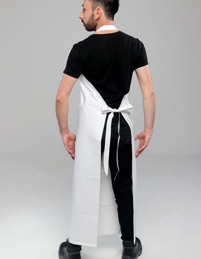 Man wearing a white waterproof apron
