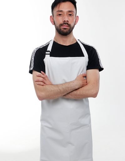 Man wearing a white waterproof apron