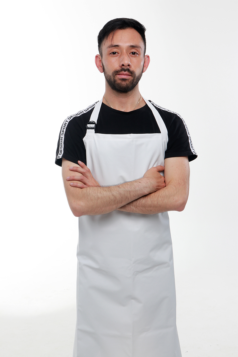 Man wearing a white waterproof apron
